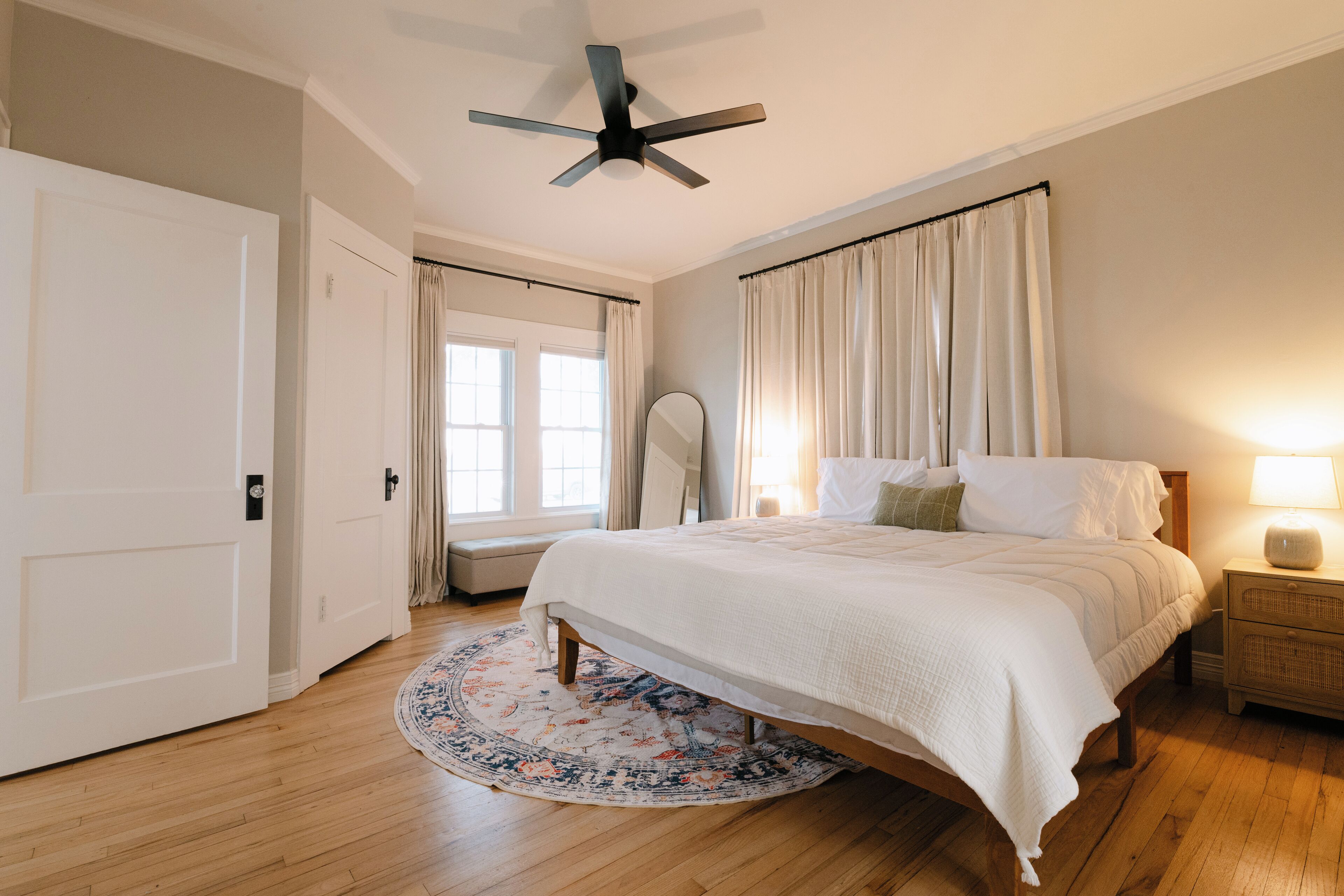 2 chambres, bureau, fer et planche à repasser, lit parapluie