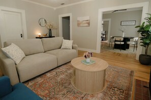 Smart TV, books, computer monitors - Luxe Cottage, Near Downtown and Ocean, Backyard Fire Pit, King Bed (Corpus Christi)