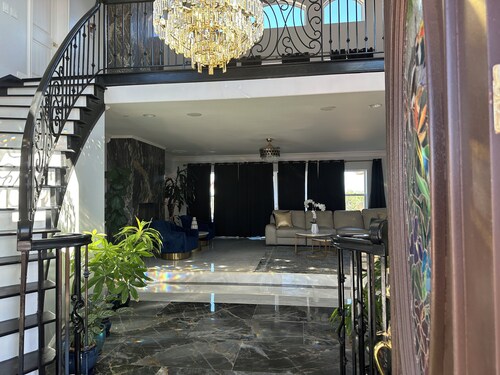 Luxury  5-bedroom/5 bath house with 5500 sf of living space in Fallbrook