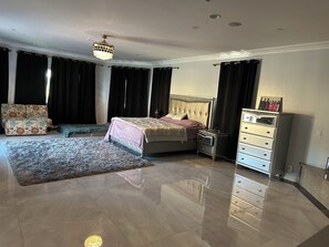 5 quartos, ferros/tábuas de passar roupa, Wi-Fi, roupa de cama