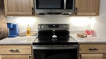 Geladeira, micro-ondas, fogão, cooktop