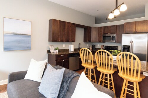 Downtown Athens Stay Walk to Stadium