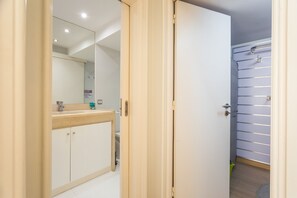 Douche, séchoir à cheveux, serviettes fournies, papier de toilette