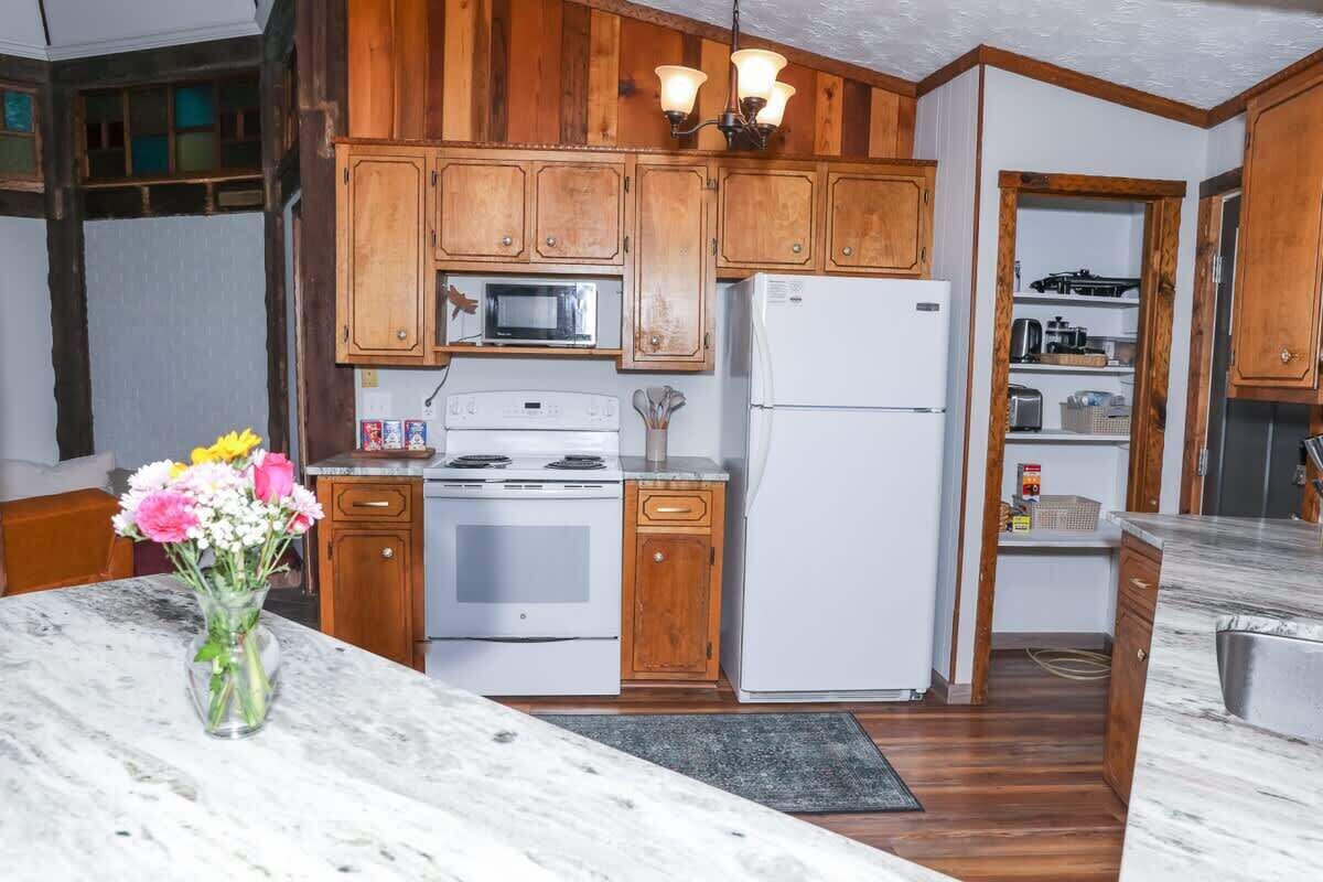 Coffee/tea maker, fridge, microwave, oven