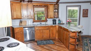 Fridge, oven, stovetop, dishwasher