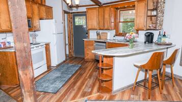 Fridge, oven, stovetop, dishwasher