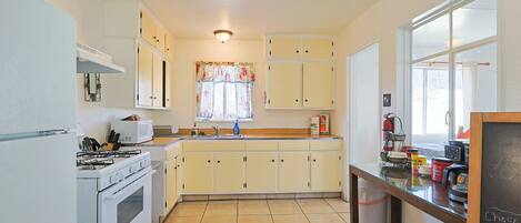 Jääkaappi, mikroaaltouuni, uuni, liesi