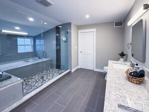 Regadera, secadora de cabello, toallas, jabón 