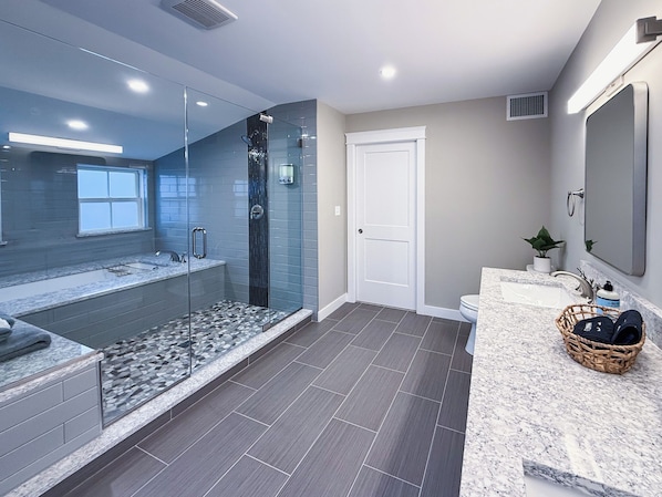 Shower, hair dryer, towels, soap - Music City Vibe ~ Luxe ~ PVT Deck ~ DWTN ~ <2min to MKT SQ (Portsmouth)