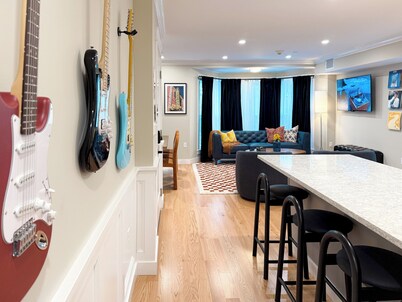 Music City Vibe ~ Luxe ~ PVT Deck ~ DWTN ~ <2min to MKT SQ