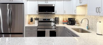 Music City Vibe ~ Luxe ~ PVT Deck ~ DWTN ~ <2min to MKT SQ