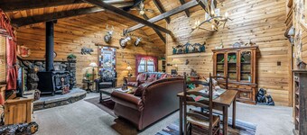 Bear Hug Cabin: Pet Friendly w/ fireplace