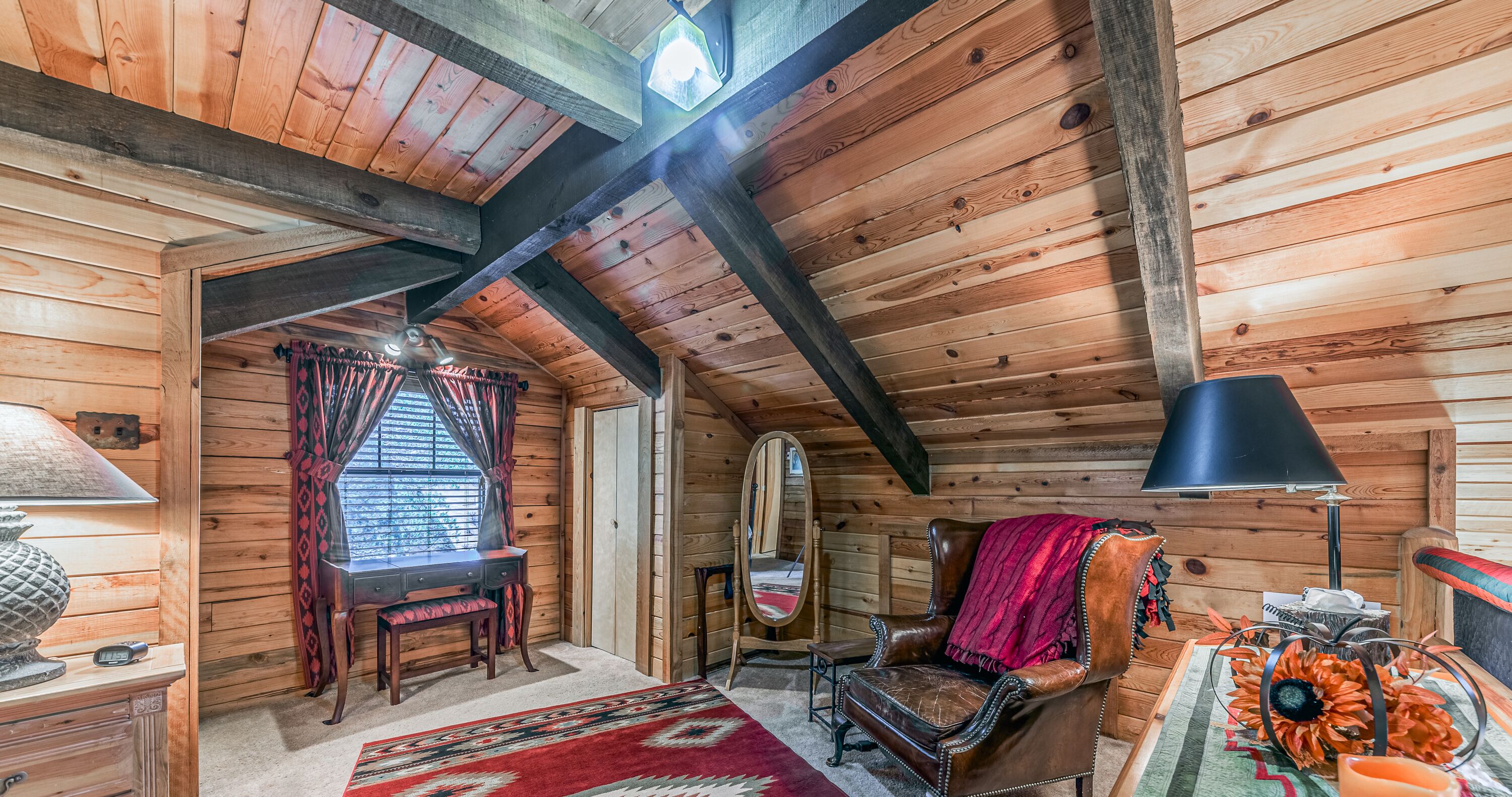 Televisión, chimenea, reproductor de DVD y libros 