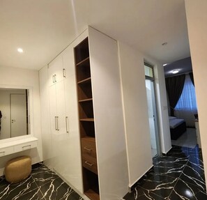 Caja de seguridad en la habitación y escritorio 