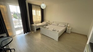 Comfort studio, gedeeltelijk uitzicht op zee | Luxe beddengoed, een minibar, geluiddichte muren, gratis wifi