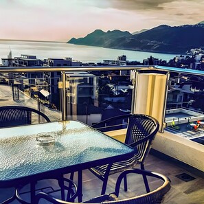 Estudio Confort, vista parcial al mar | Vista del balcón