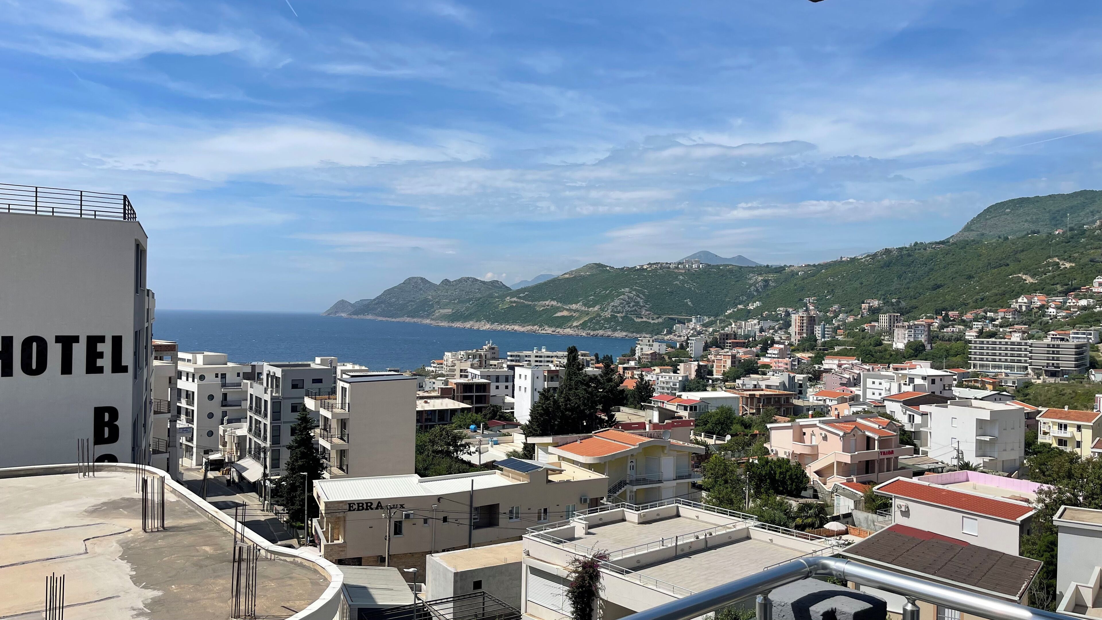 Un hôtel avec vue sur la mer et les collines.