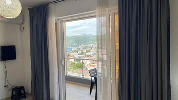 40-inch TV with cable channels