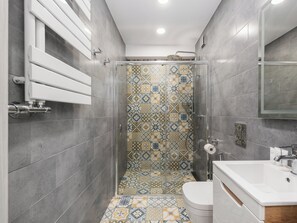 Douche, sèche-cheveux, serviettes fournies