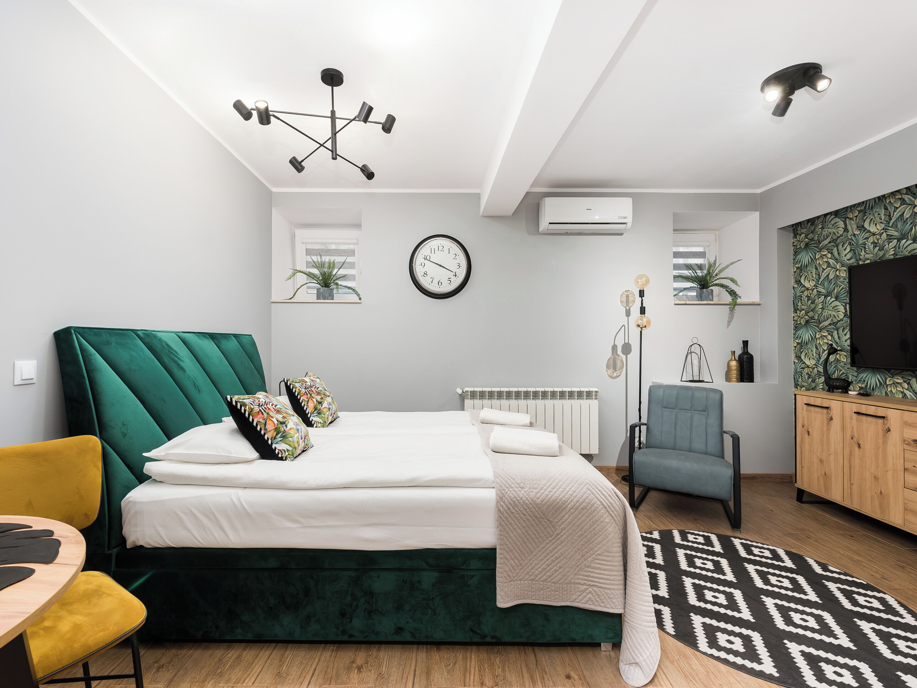 Silitysrauta/-lauta, Wi-Fi, vuodevaatteet