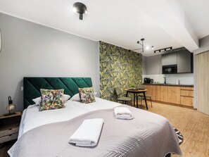 Iron/ironing board, WiFi, bed sheets