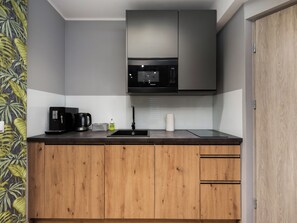 Kylskåp, mikrovågsugn, spishäll och diskmaskin