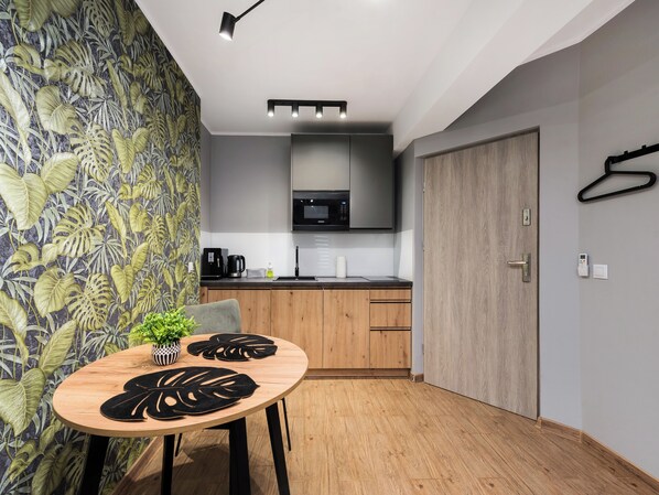 Kylskåp, mikrovågsugn, spishäll och diskmaskin