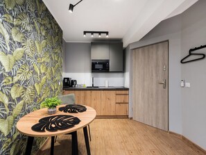 Kühlschrank, Mikrowelle, Herdplatte, Geschirrspüler