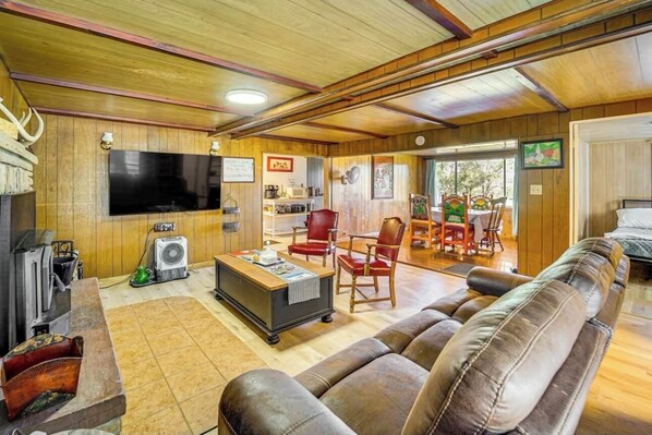 Smart TV, fireplace