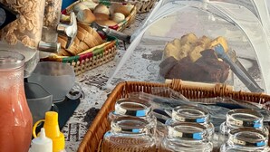 Un buffet de petit-déjeuner proposant une variété d'aliments et de boissons.