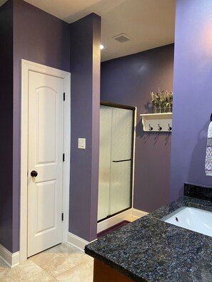 Shower, hair dryer, bidet, towels - Spacious 5-bedroom, 3-bathroom Masters ready house.  14 miles from Nationals GC. (Evans)
