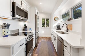 Kjøleskap, mikrobølgeovn, ovn og kokeplater