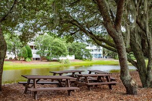 Outdoor dining - Mare Sea: Pool, Hot Tub, Golf Resort, OBX Escape (Corolla)