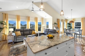 TV, fireplace, ping pong - Mare Sea: Pool, Hot Tub, Golf Resort, OBX Escape (Corolla)