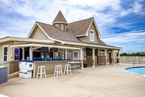 Outdoor dining - Mare Sea: Pool, Hot Tub, Golf Resort, OBX Escape (Corolla)