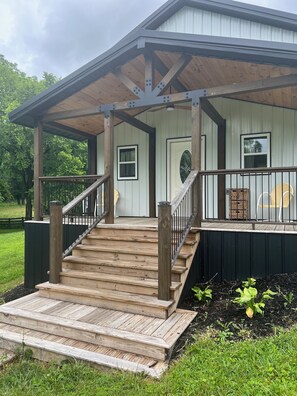Exterior - The Flint House! Lovely Cabin located in beautiful Campbellsville Ky. (Campbellsville)