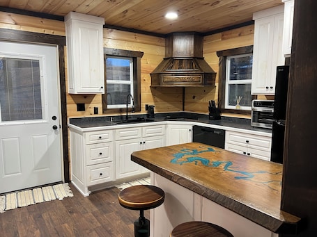 Fridge, microwave, oven, stovetop. The Flint House! Lovely Cabin located in beautiful Campbellsville Ky.