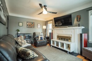 TV, fireplace, offices - Peaceful Pretty Art and Cinema Reclining Couches (Ferndale)