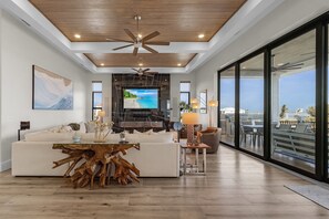 Smart TV, chimenea, videojuegos y futbolito 