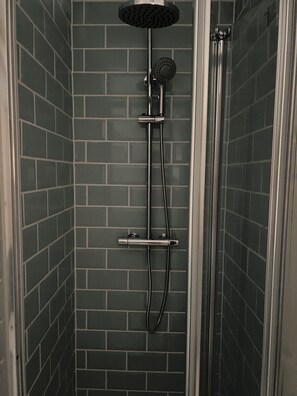 Douche, serviettes fournies, papier de toilette