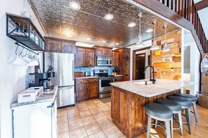 Kühlschrank, Mikrowelle, Herdplatte, Geschirrspüler