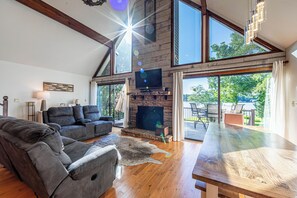 Fernseher, Kamin, Tischfußball