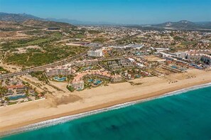 Ubicación a pie de playa, tumbonas y toallas de playa