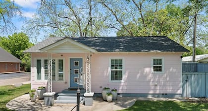 New! LaMoyne's Place - Charming 2-bedroom cottage in the B&B capitol of Texas