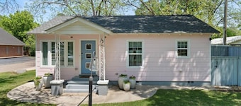 New!  LaMoyne's Place - Charming 2-bedroom cottage in the B&B capitol of Texas