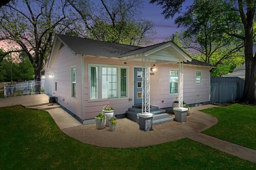 New!  LaMoyne's Place - Charming 2-bedroom cottage in the B&B capitol of Texas
