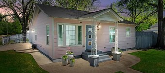 New!  LaMoyne's Place - Charming 2-bedroom cottage in the B&B capitol of Texas