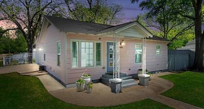New! LaMoyne's Place - Charming 2-bedroom cottage in the B&B capitol of Texas