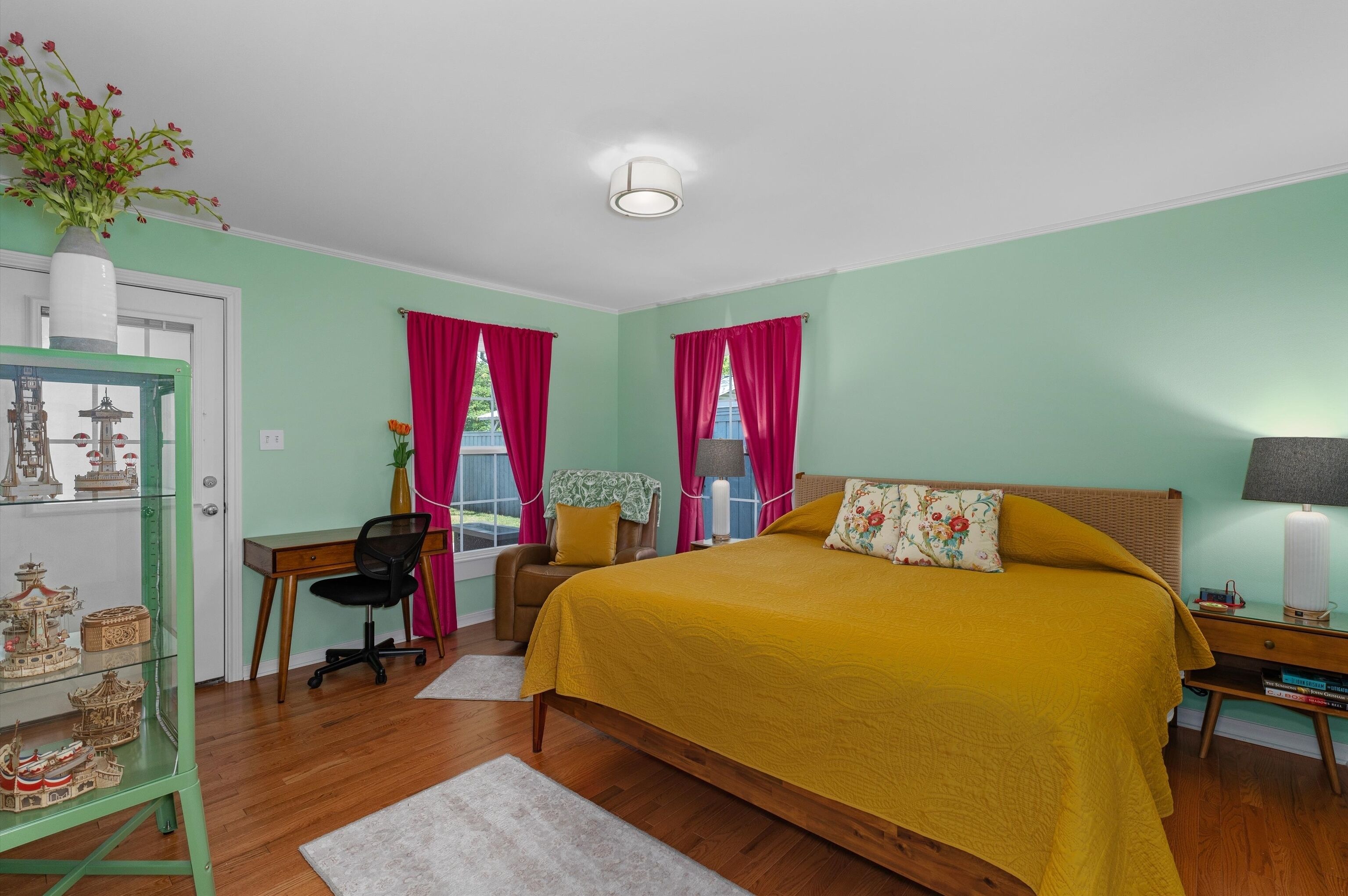 2 bedrooms, desk, iron/ironing board, travel crib