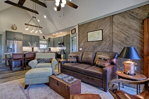 Smart TV, fireplace - The Owlery, Walk to Town (Highlands)